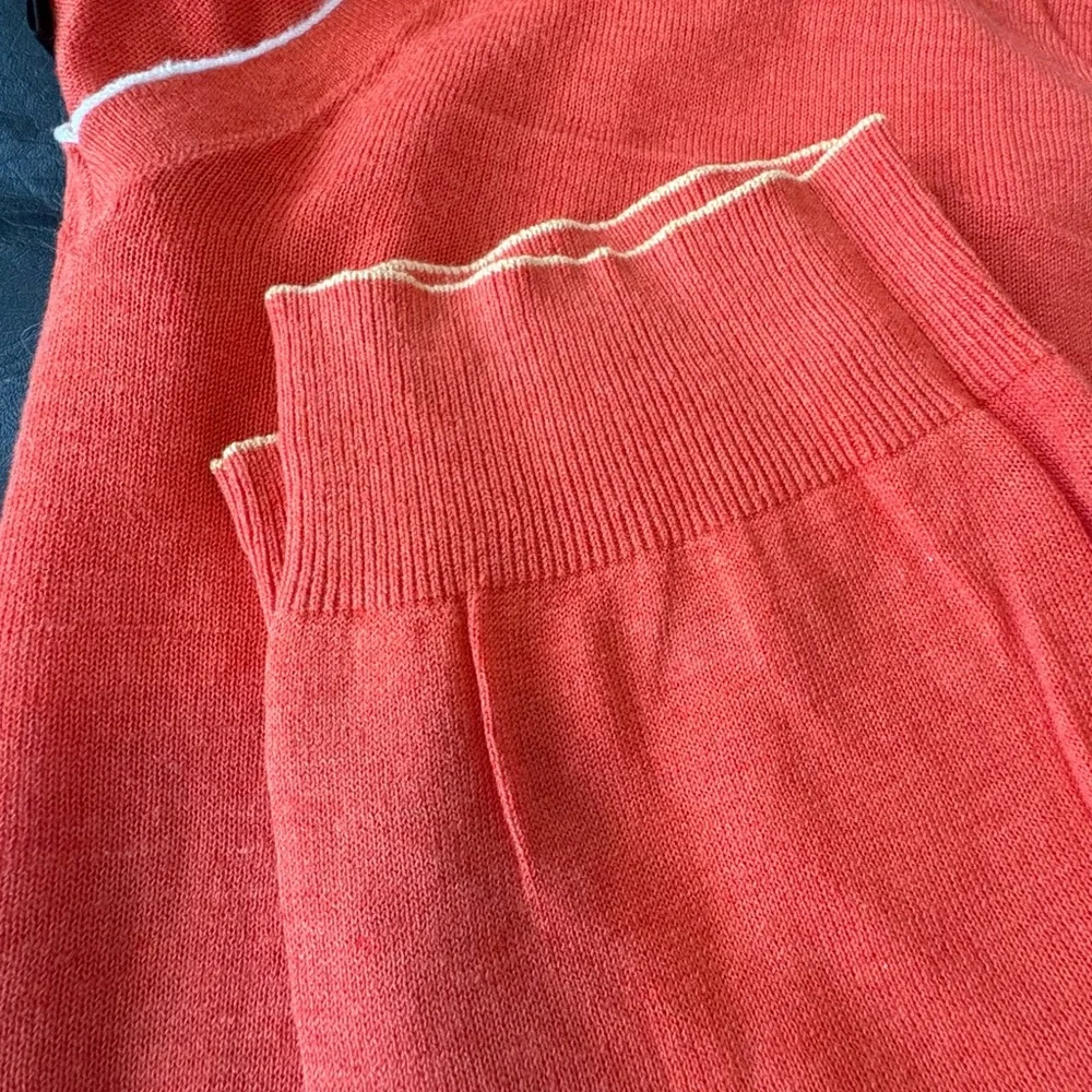 Banana Republic orange V-neck lightweight sweater in a silk-linen blend, XL.‎